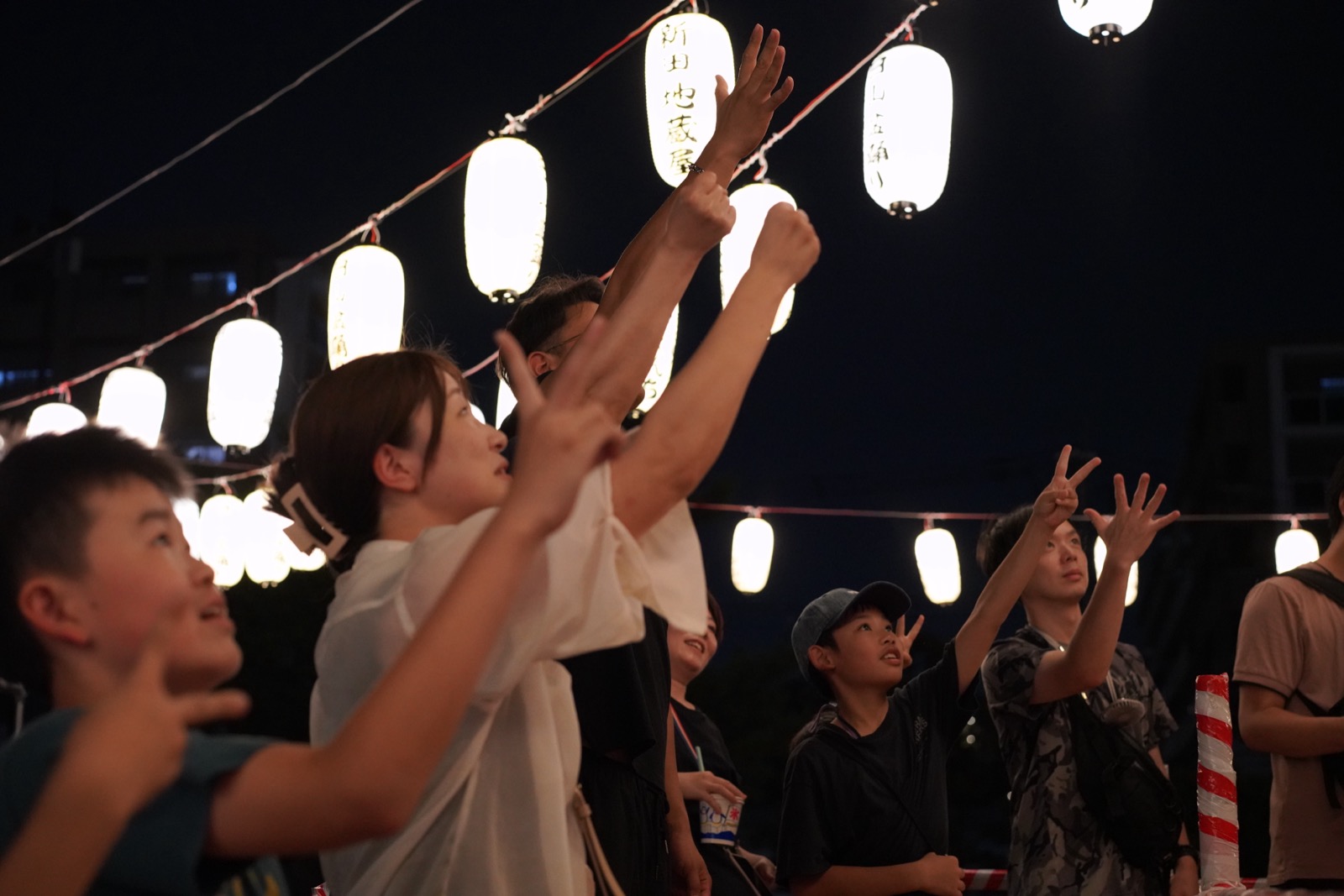 提灯の下で盆踊り