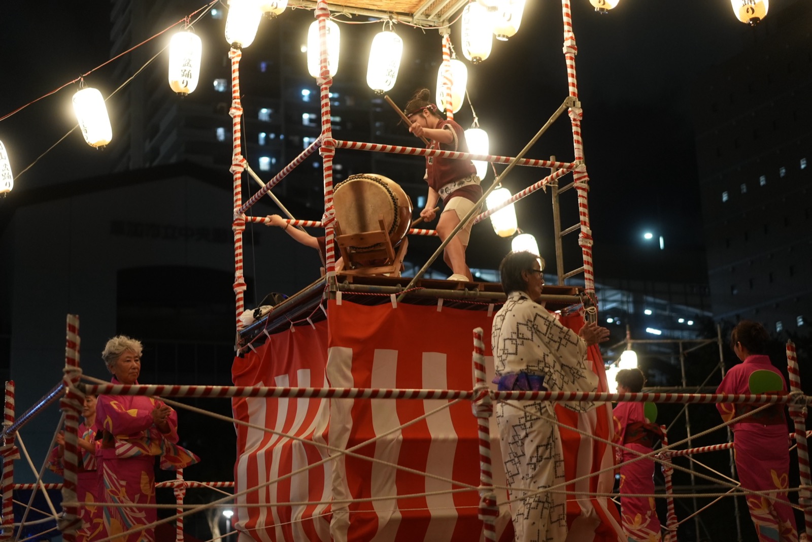 夜のやぐらで盆踊り