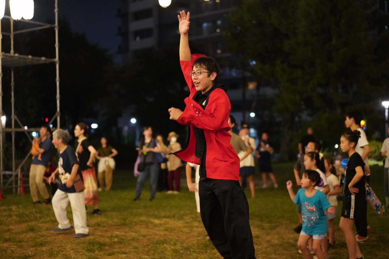 盆踊りを踊る人たち