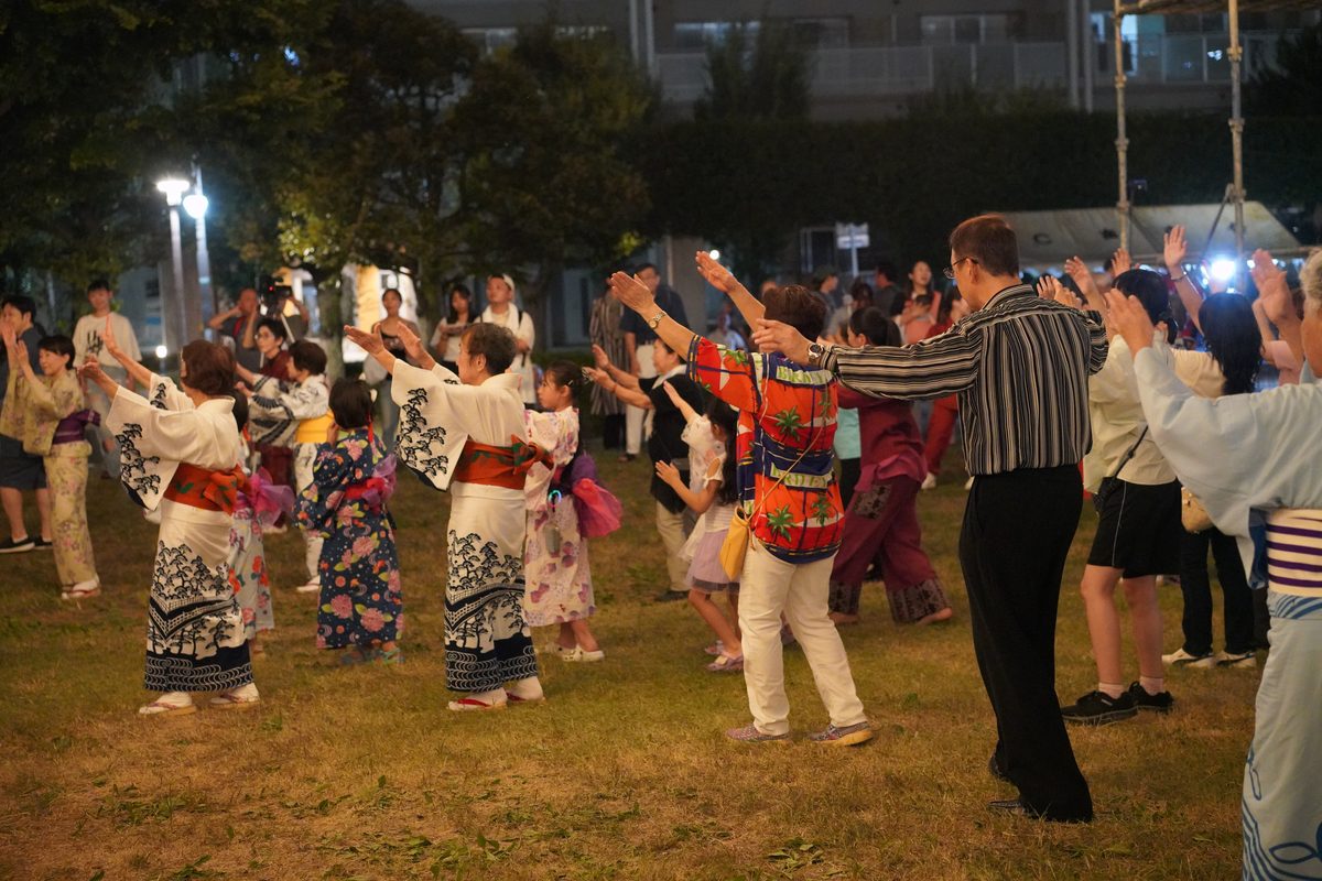 浴衣で踊る日山盆踊りの輪