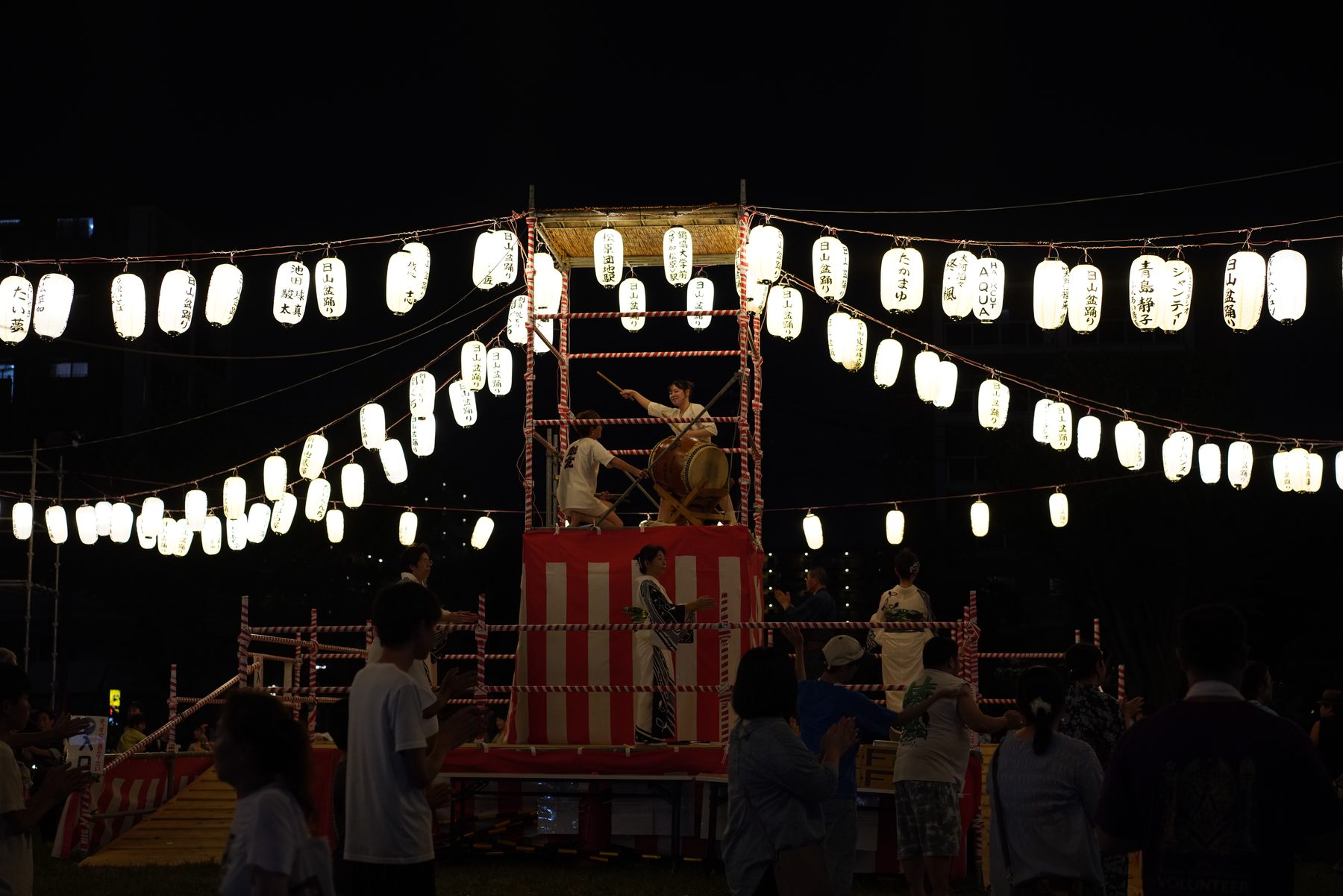 提灯とやぐらの夜景