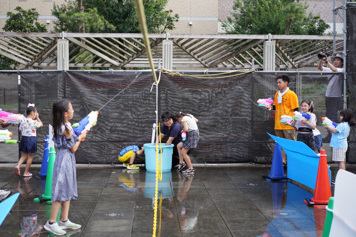 水鉄砲で遊ぶ子どもたち