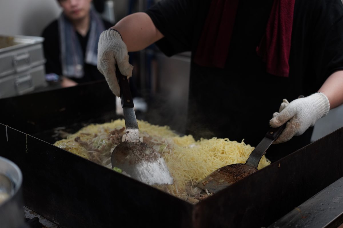 鉄板で焼きそばを調理する模擬店